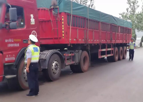 圖為貨車過磅現(xiàn)場