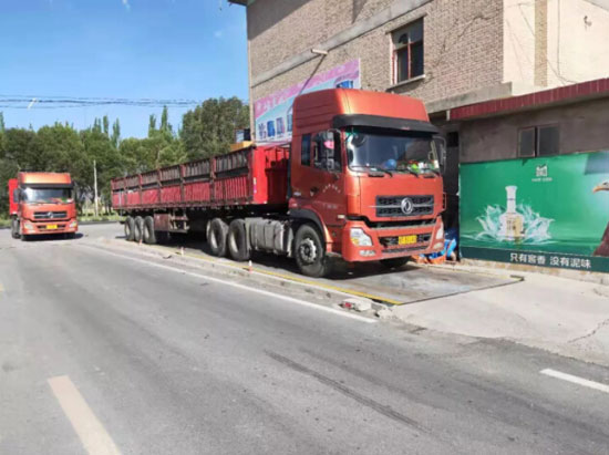 圖為黃閘灣私設(shè)地磅違占道路現(xiàn)場實拍